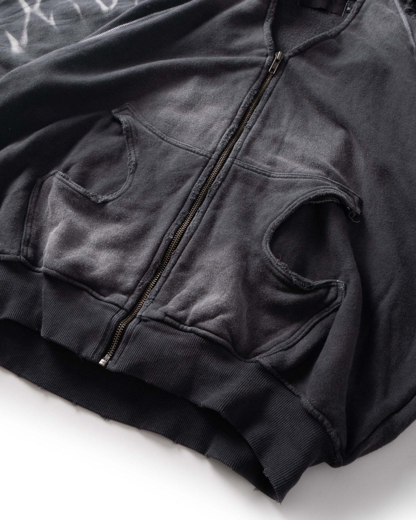 DISTRESSED BLACK HOODIE ZIP