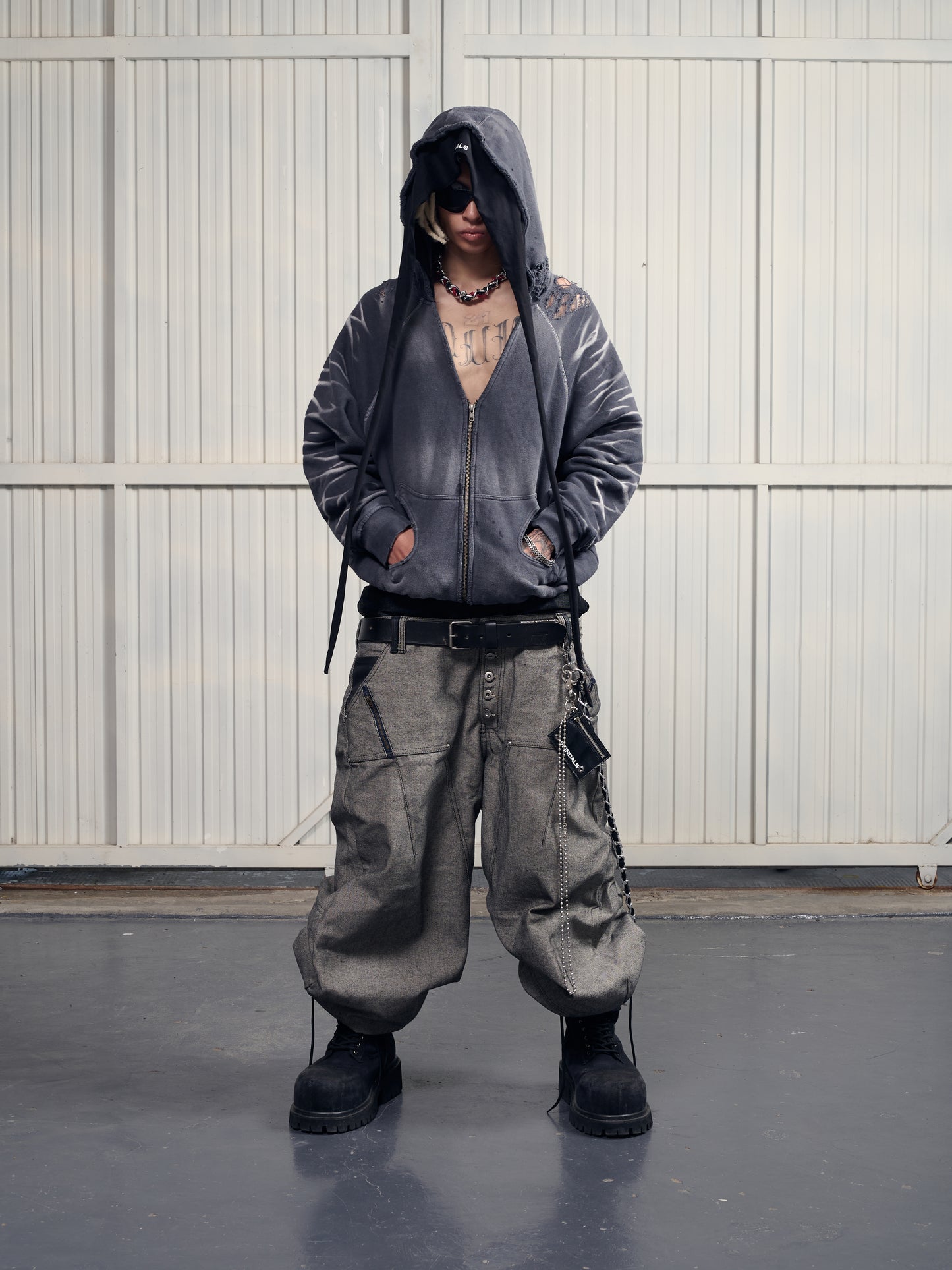 DISTRESSED BLACK HOODIE ZIP